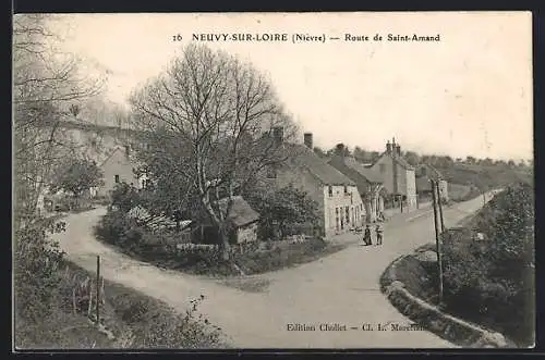 AK Neuvy-sur-Loire, Route de Saint-Amand avec maisons et arbres en bordure de route