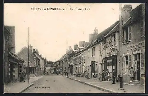 AK Neuvy-sur-Loire, La Grande-Rue animée mit Hôtel de l`Écu et cycliste