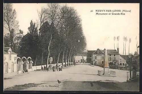 AK Neuvy-sur-Loire, Monument et Grande-Rue