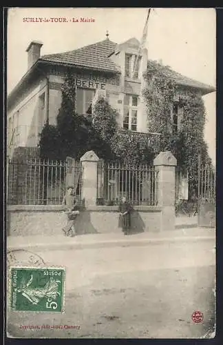 AK Sully-la-Tour, La Mairie avec enfants devant la clôture