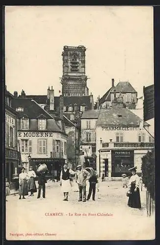 AK Clamecy, La Rue du Pont-Châtelain avec pharmacie et tour en arrière-plan