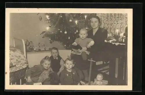 AK Frau und vier Kinder mit Teddy vor dem Weihnachtsbaum