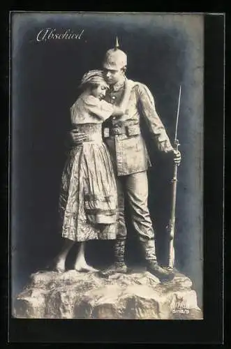 AK Abschied, Statue deutscher Soldat mit Pickelhaube und Gewehr umarmt sein Mädchen