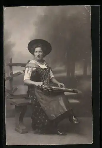 Foto-AK Frau in Tracht mit Zither