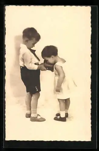 Foto-AK Jungen mit Spielzeug-Box