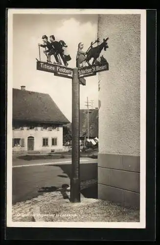 AK Lenzkirch, Origineller Wegweiser mit Strassenpartie