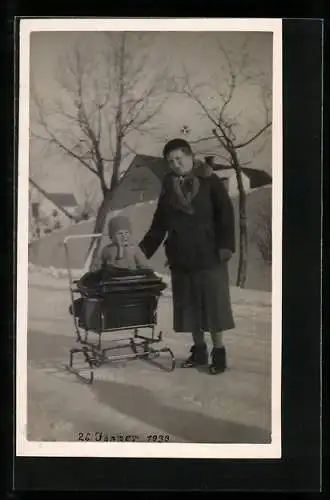 Foto-AK Mutter mit ihrem Sohn im Kinderwagen im Schnee, 1933