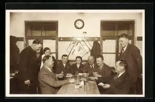 Foto-AK Männer in einer Kneipe beim Kartenspiel