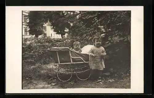 Foto-AK Zwei Kinder mit einem Kinderwagen