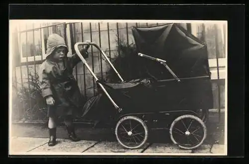 Foto-AK Kleines Mädchen schiebt einen Kinderwagen