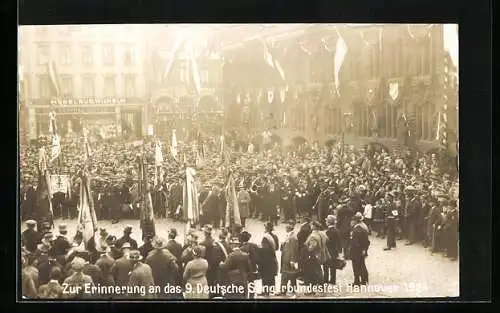 AK Hannover, 9. Deutsches Sängerbundesfest 1924, Musiker und Fahnenträger auf dem Festumzug