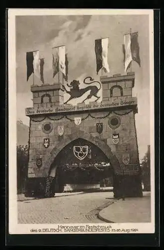 AK Hannover, 9. Deutsches Sängerbundesfest 1924, Torbogen mit Fahnen