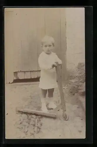 Foto-AK Junger Knabe in weissem Gewand mit seinem Roller