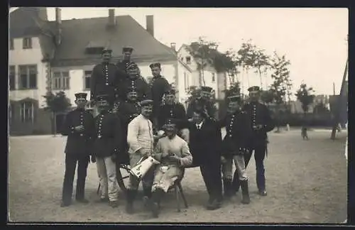 AK Karlsruhe, Soldaten vor der Kaserne