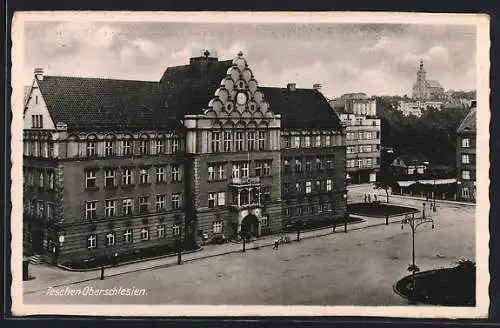 AK Teschen, Strassenpartie mit Kirche auf dem Hügel im Hintergrund