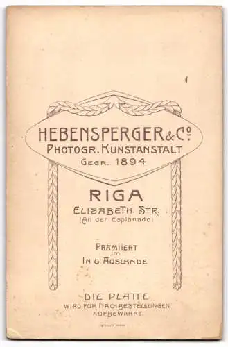 Fotografie Hebensperger & Co., Riga, Elisabeth Str., Porträt eines sitzenden Mannes