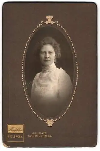 Fotografie F. Frey Söhne, Heilbronn, Portrait einer jungen Frau in eleganter Kleidung