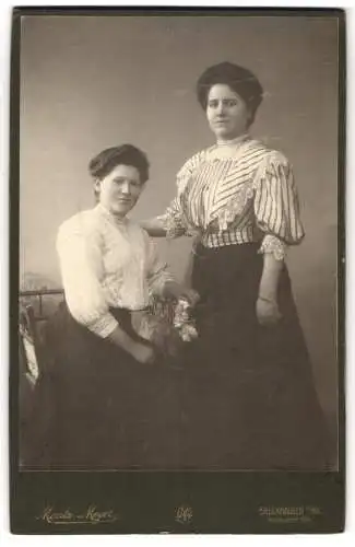 Fotografie Moritz Meyer, Bruckhausen a. Rh., Kaisersrasse 104, Zwei Frauen in eleganter Kleidung