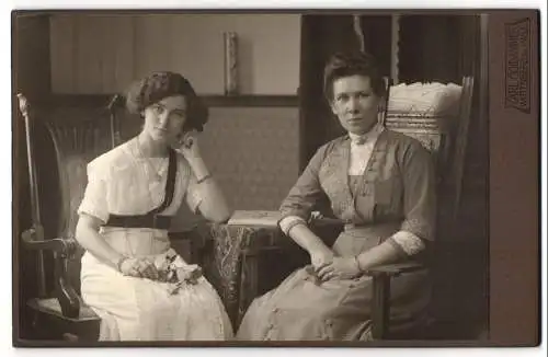 Fotografie Carl Godammer, Wittenberg /Halle, Mittelstr. 51, Zwei Frauen in einem eleganten Zimmer