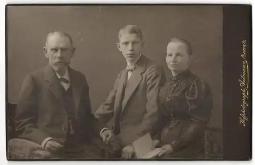 Fotografie Heinrich Altmann, Plauen i. V., Bahnhof Strasse 27, Porträt einer sitzenden Familie