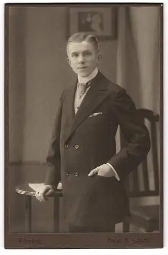 Fotografie Atelier R. Schoch, Wittenberg, Eleganter junger Mann in Anzug