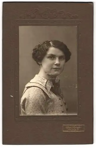 Fotografie Alfred Stieglitz, Leisnig i. S., Portrait einer jungen Frau mit Spitzenkragen