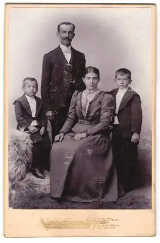 Fotografie Herm. Krausse, Steinbach /Erz., Am Bahnhof, Familie mit zwei Kindern