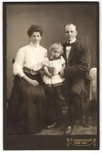 Fotografie C. Langenschwadt, Kiel-Wik, Neuerweg 15, Familie mit kleinem Kind