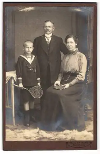 Fotografie Paul Hassert, Hannover, Welfenplatz 16A, Familienporträt mit Tennisracket