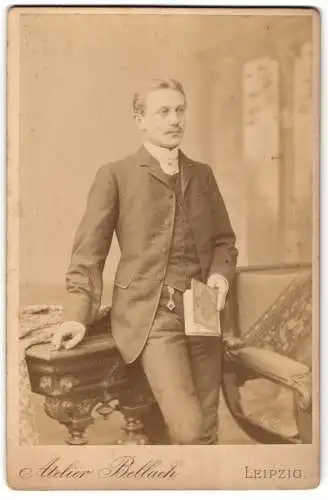 Fotografie Carl Bellach, Leipzig, Gellertstrasse 12, Eleganter Herr mit Buch