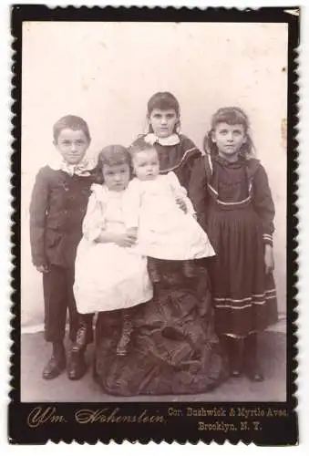 Fotografie Wm. Hohenstein, Brooklyn, Myrtle Ave., Fünf Kinder in feiner Kleidung