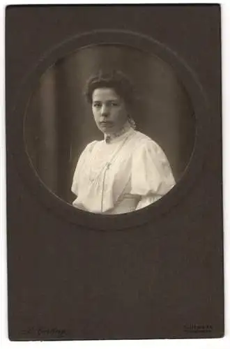 Fotografie R. Gerling, Duisburg, Münzstrasse, Portrait einer jungen Frau in weisser Bluse