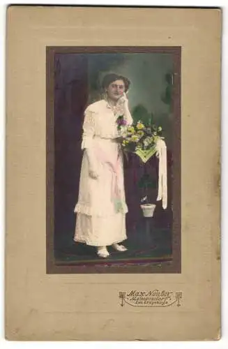 Fotografie Max Neuber, Meinersdorf i. Erzgebirge, Dame in weissem Kleid mit Blumenstrauss