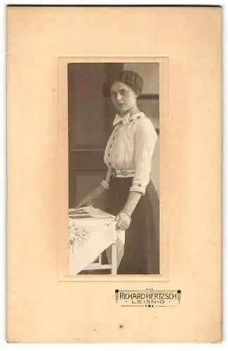 Fotografie Richard Hertzsch, Leisnig, Stehende junge Frau in weisser Bluse