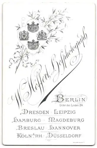 Fotografie W. Höffert, Berlin, Unter den Linden 24, Mädchen mit Blumenstrauss und Ball