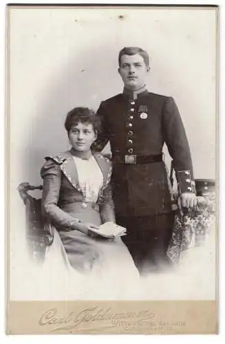 Fotografie Carl Goldammer, Wittenberg, Collegienstr. 22, Soldat in Uniform und seine Frau