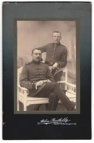 Fotografie Atelier Bartholdy, Calbe a. S., Bernburgerstrasse 92, Zwei Soldaten in Uniform