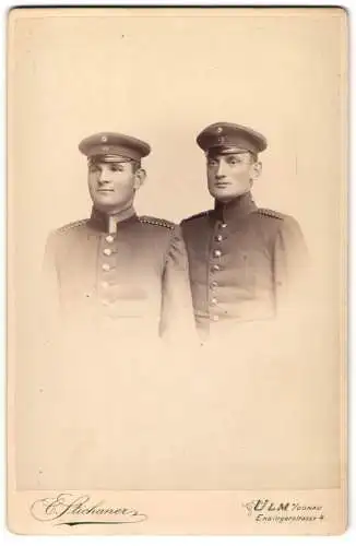 Fotografie E. Stichaner, Ulm a. Donau, Ensingerstrasse 4, Zwei Soldaten in Uniform