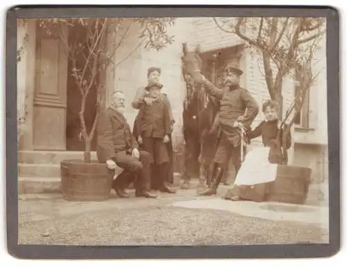 Fotografie unbekannter Fotograf und Ort, Soldat in Uniform mit Pferd und Familie