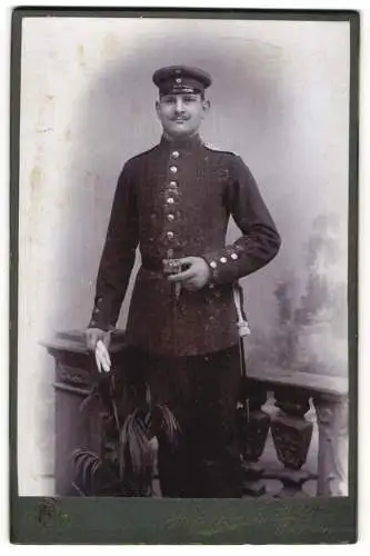 Fotografie Heinrich Hansen, Gnesen, Portrait eines Soldaten in Uniform