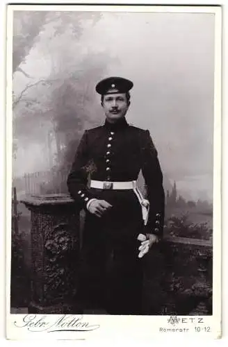 Fotografie Gebr. Notton, Metz, Römerstr. 10-12, Portrait eines uniformierten Soldaten