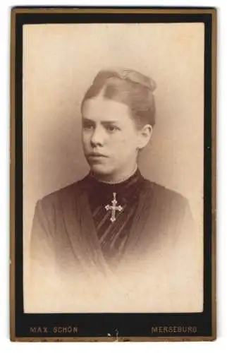 Fotografie Max Schön, Merseburg, Rossmarkt 2, Portrait einer ernst blickenden Frau mit Kreuzanhänger