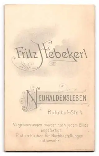 Fotografie Fritz Hebekerl, Neuhaldensleben, Bahnhofstrasse 4, Zwei Mädchen in dunkler Kleidung vor Pflanzen