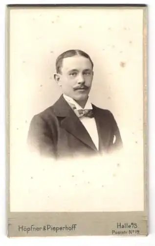 Fotografie Höpfner & Pieperhoff, Halle a. S., Poststr. 19, Portrait eines eleganten Herren mit Schnurrbart