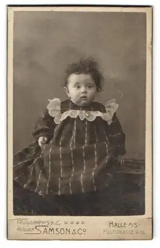 Fotografie Atelier Samson & Co., Halle a. S., Poststrasse 9-10, Portrait eines jungen Kindes