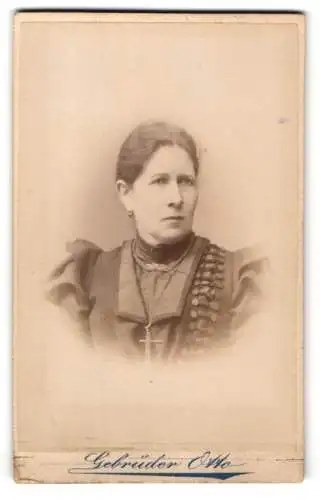 Fotografie Gebrüder Otto, Oranienburg, Berliner Str. 15, Portrait einer Frau mit Kreuzkette