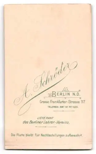 Fotografie Atelier Schröder, Berlin, Grosse Frankfurter-Strasse 117, Porträt eines jungen Mannes