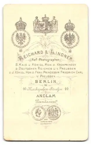 Fotografie Reichard & Lindner, Berlin, Markgrafenstrasse 40, Elegantes junges Ehepaar