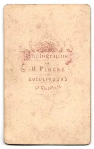 Fotografie H. Fincke, Quedlinburg, gr. Neue Weg 24, Portrait eines Mannes mit Medaille
