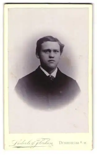 Fotografie Lederle & Flocken, Dürkheim a. H., Leopoldstrasse, Portrait eines jungen Mannes